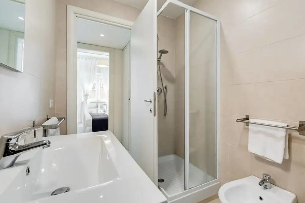 Lovely White Flat 15 Minutes From the City Center