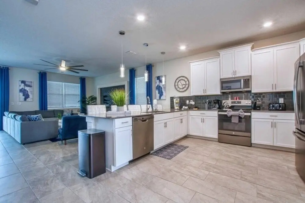 Storey Lake 8 Bed Lake Front Pool & Spa - 1684str 8 Bedroom Home by RedAwning