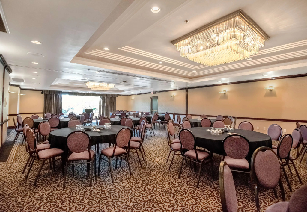 Coast Victoria Hotel & Marina by APA