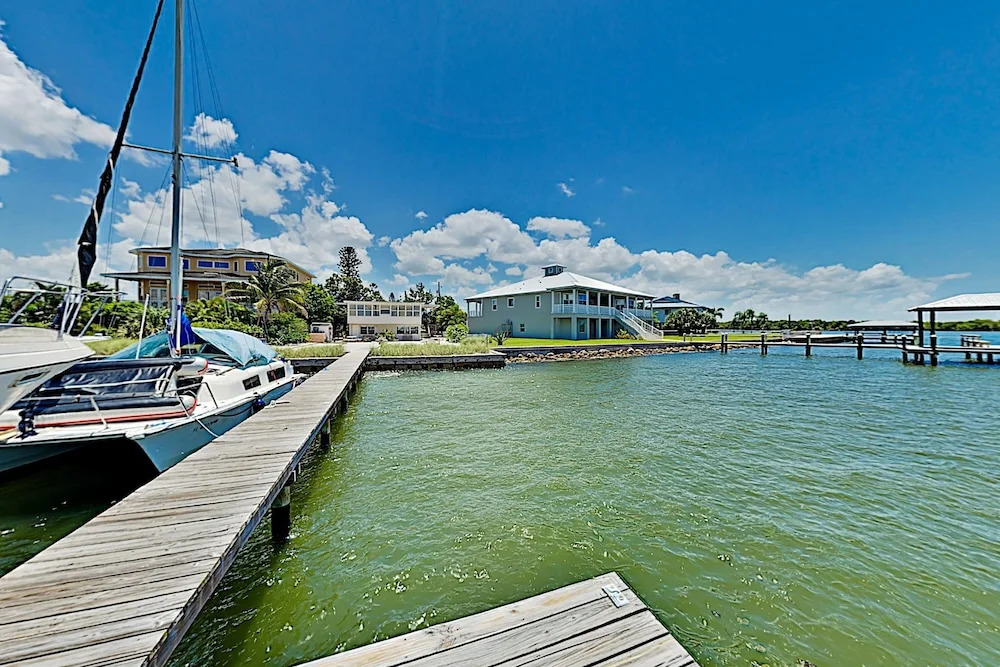 The Pelican & Dolphin: Bayfront W/ Dock 3 Bedroom Home