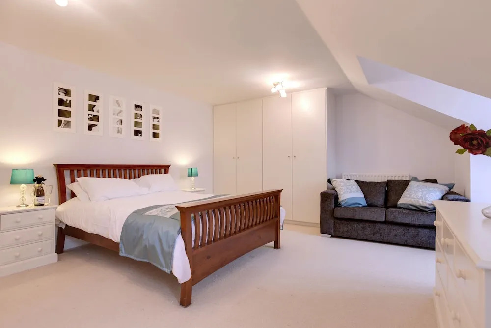 BookedUK - Penthouse 3 Bedroom Apartment