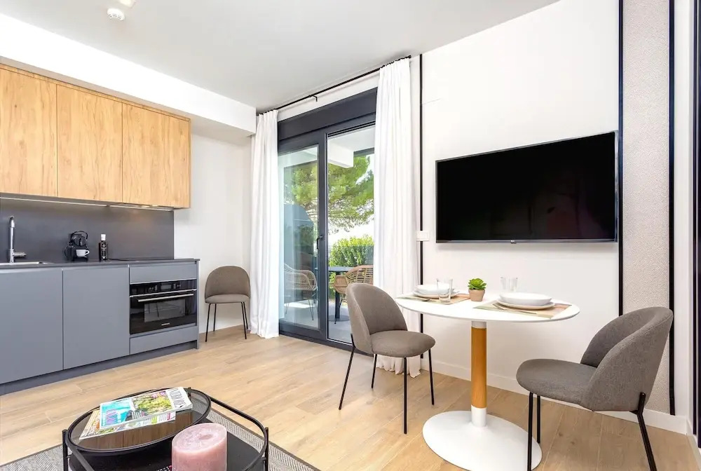 Cozy 1 bd Apartment With Terrace Pool and Parking Arruzafa VII