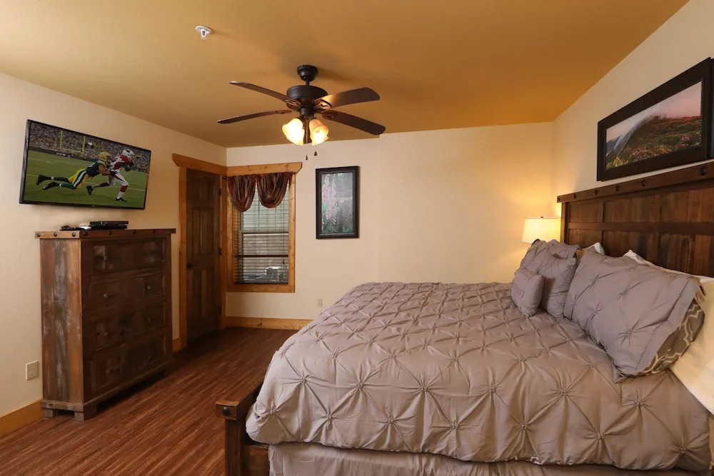 Aqua Paradise - Six Bedroom Chalet