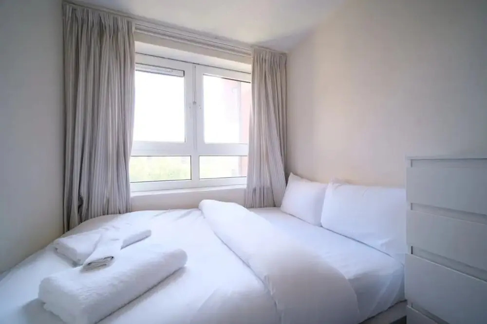 Spacious 3 Bedroom Apartment in Battersea With Terrace