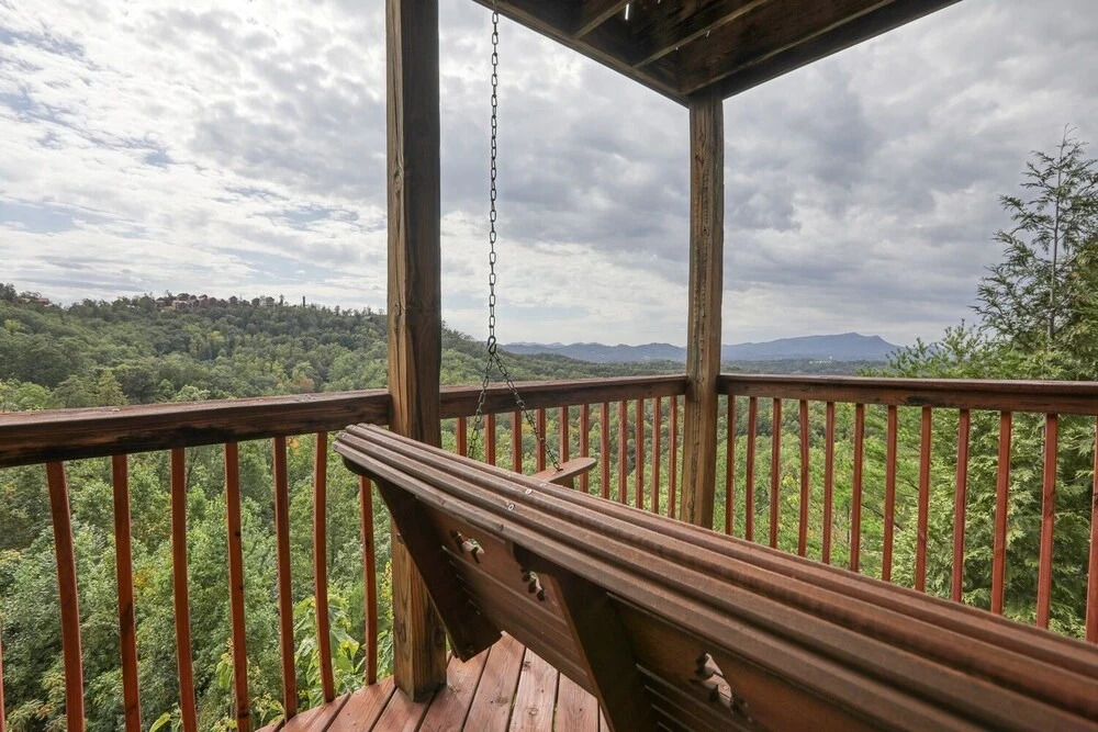 An Amazing View - 4 Bedrooms, 3.5 Baths, Sleeps 10 Cabin by RedAwning