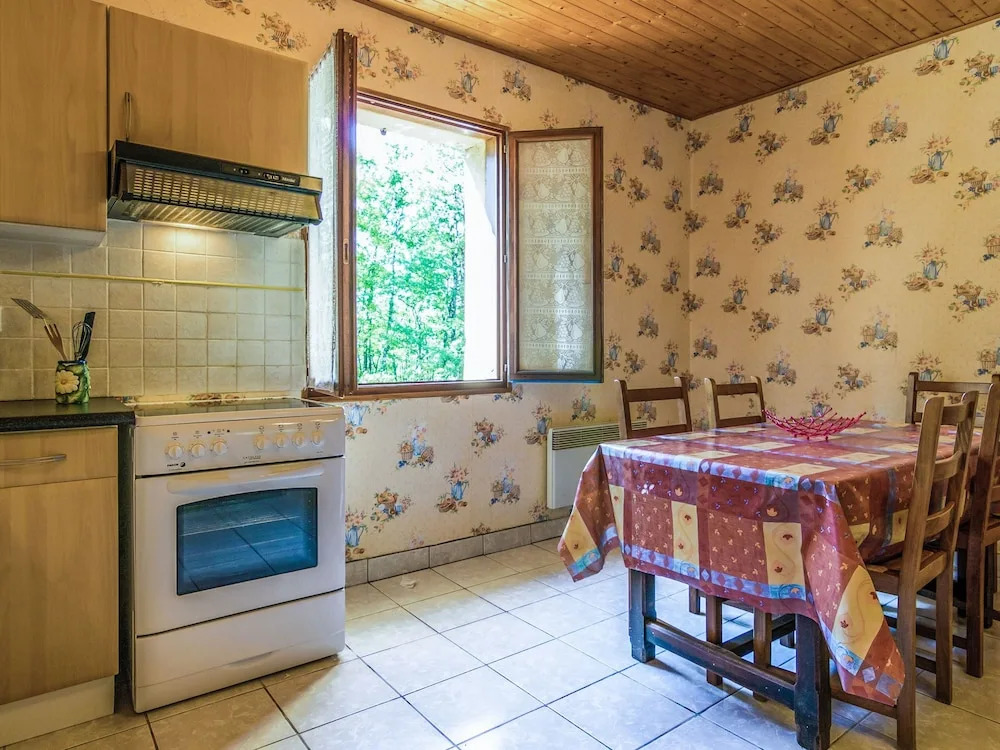 Modern Holiday Home in Salignac-Eyvigues with Swimming Pool