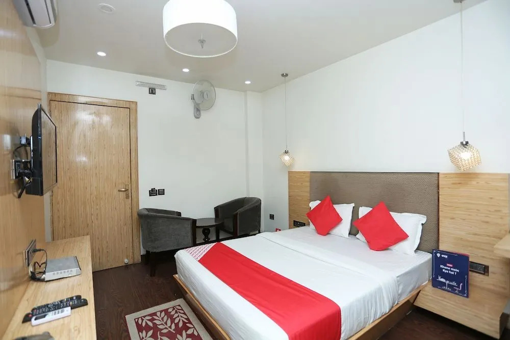 OYO 8183 Hotel Sandal Wood