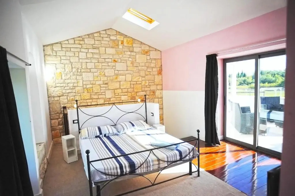 Unique villa Mojito with extra large pool in Rovinj for up to 12 persons, 6 bedrooms