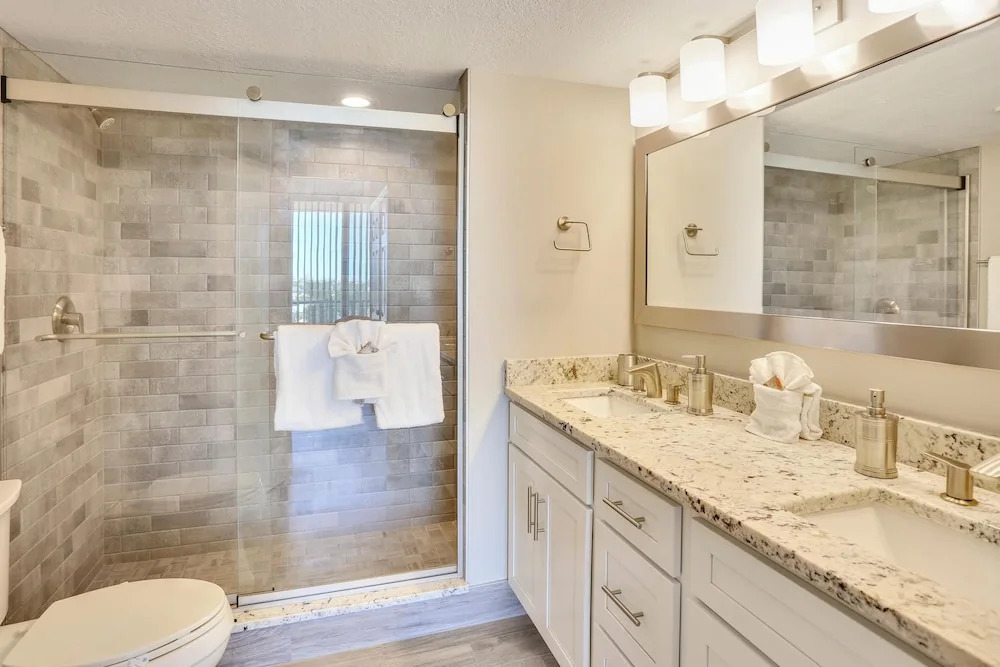 Trillium 4C Beach Front With Private Balcony/updated/pool!