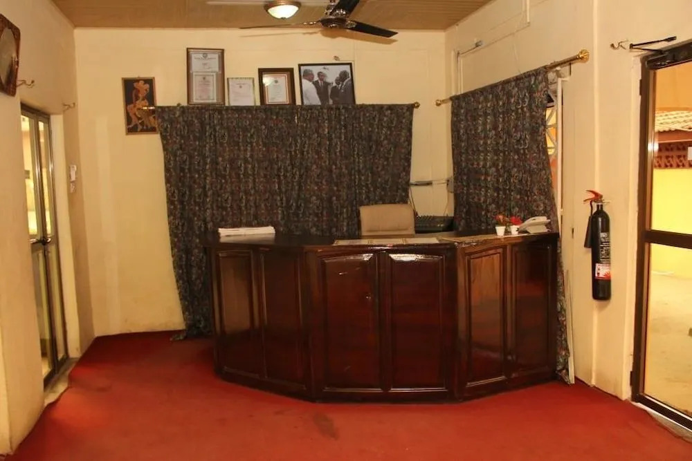 Vis-A-Vis Hotel