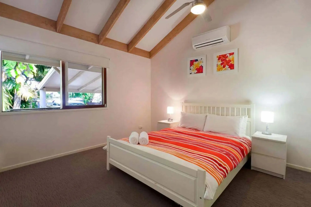 7 Depper Cosy Beach House in Central Sunshine Beach