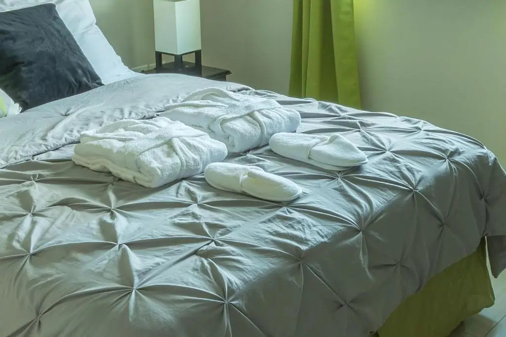 Le Luxe Penthouse 2BR w AC Wifi & 24 hr sec