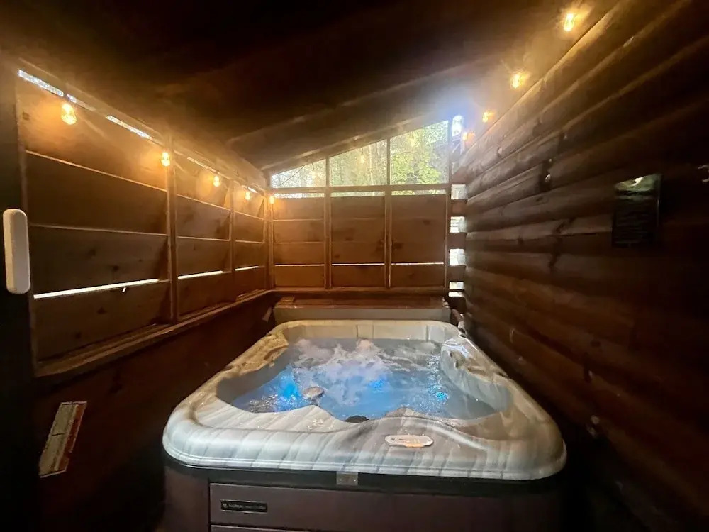 Er215 â Red Bird Haven Great Location â Close To Town! 3 Bedroom Cabin by RedAwning