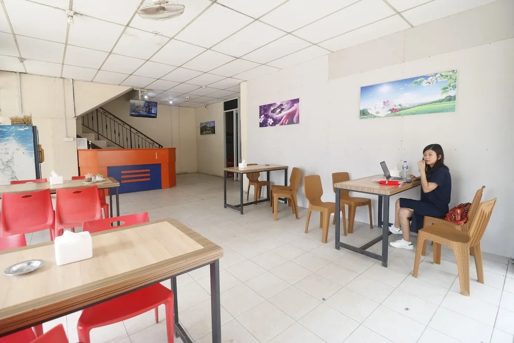 RedDoorz Plus near Gold Coast Ferry Terminal Batam