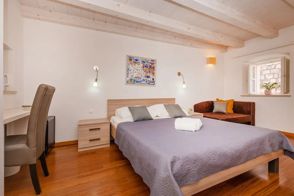RAFAEL Rooms & Apartments Old Town by DuHomes