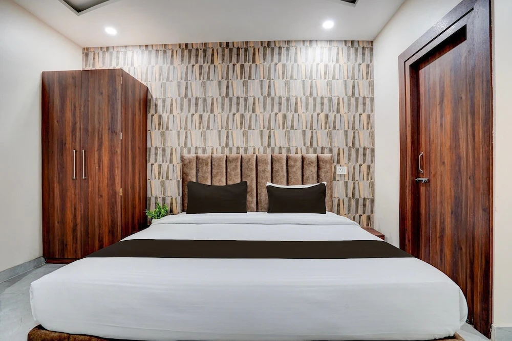 Deluxe Room Neelam Inn