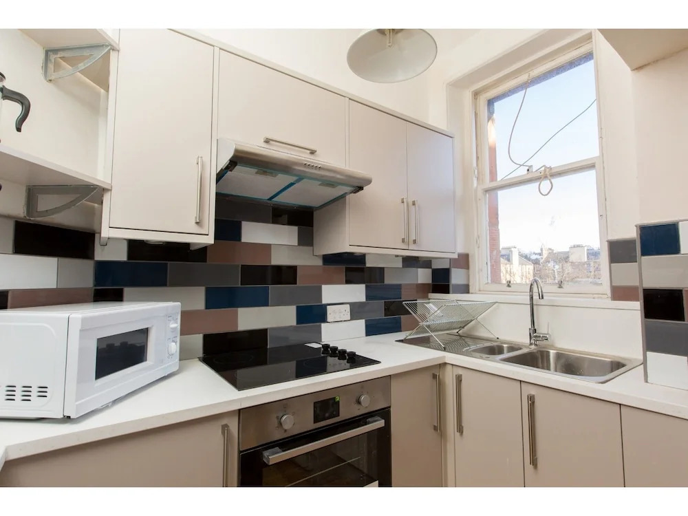 Spacious 1BR Flat With View in Edinburgh -sleeps 4