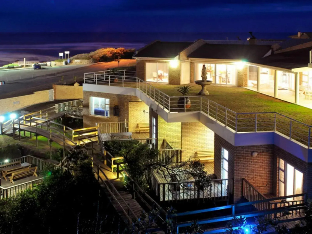 Kelly's Beachfront Apartments