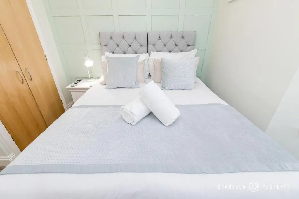 Elegant 2bed Apt- Bmouth Beach Front with Parking