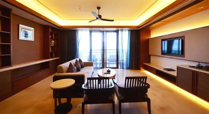 Sanya Bay Guest House All Suites Hotel