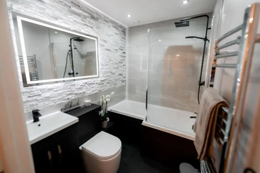 Spacious 2 bed apartment 800 metres from the beach