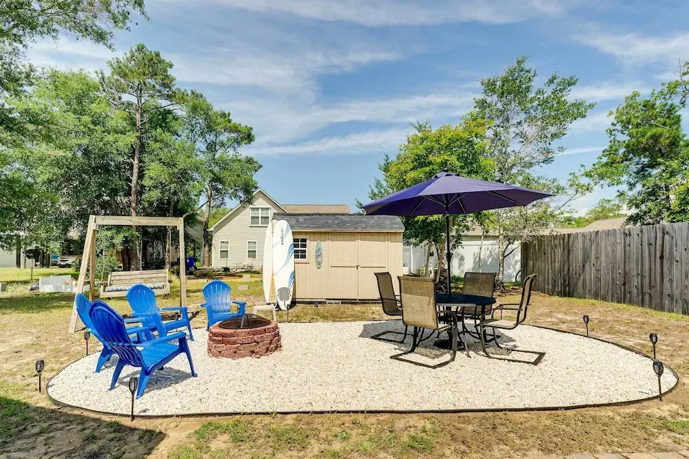 Oak Island Hideaway Hut about 1 Mi to Long Beach