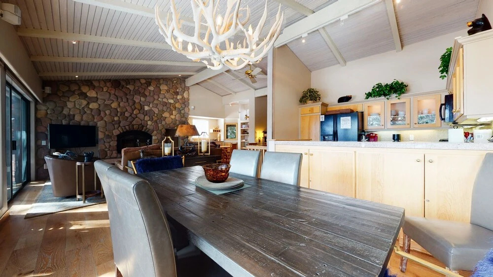 Mammoth West 137 Updated Deluxe Condo, Just A Short Walk to Canyon Lodge by RedAwning