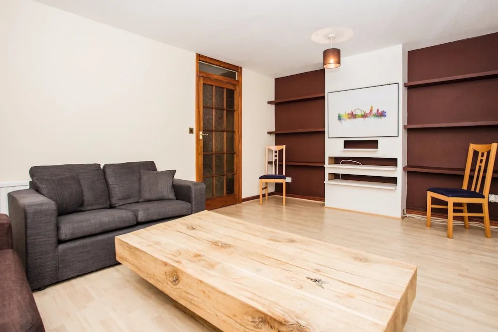 3 Bedroom House with Terrace Near Canada Water Underground Station
