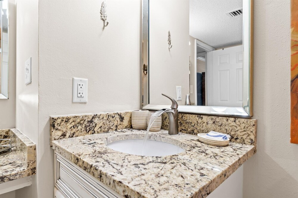 Shoreline Towers 1086 3 Bedroom Condo