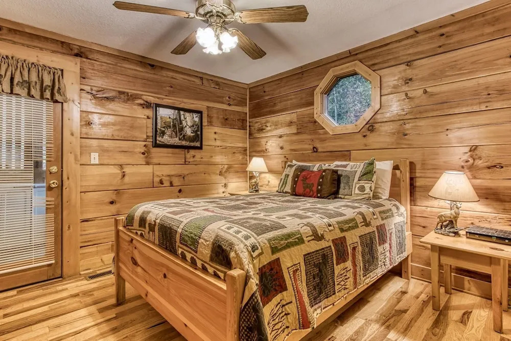 Er203 Living the Dream 4 Bedroom Cabin Close to Town by RedAwning