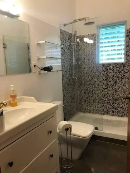 Casa Iris - Lovely 1 bdrm condo with pool; steps to the beach