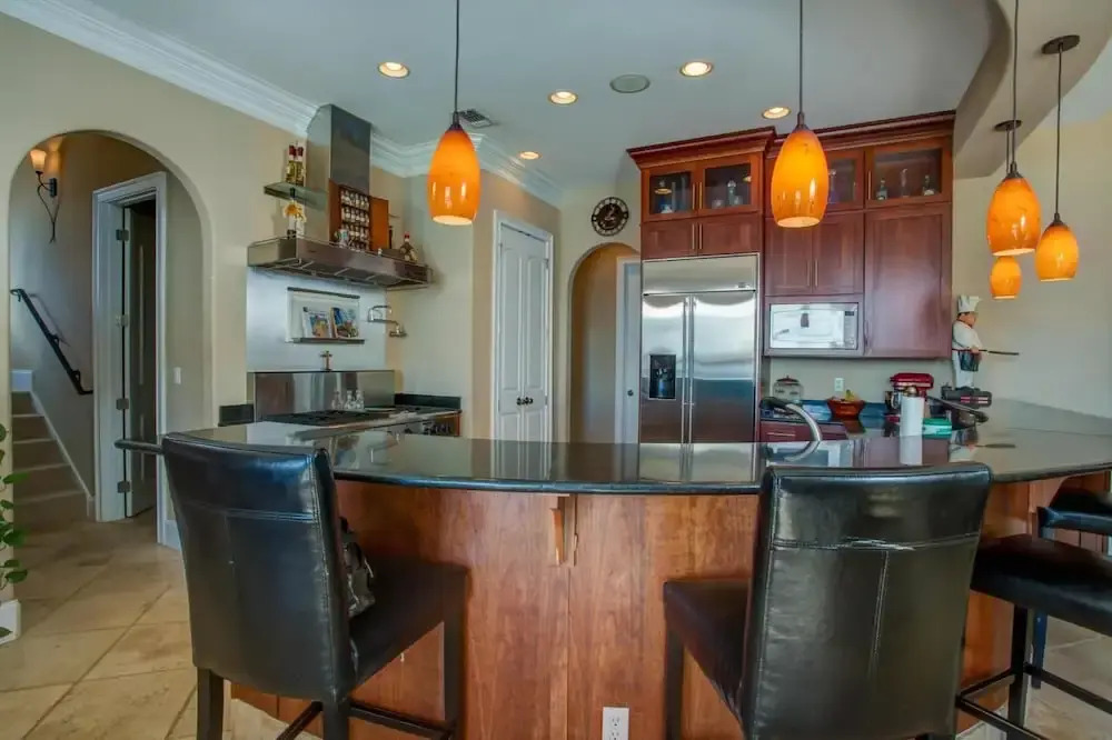Anchor Down 6 Bedroom Apartment by BnD