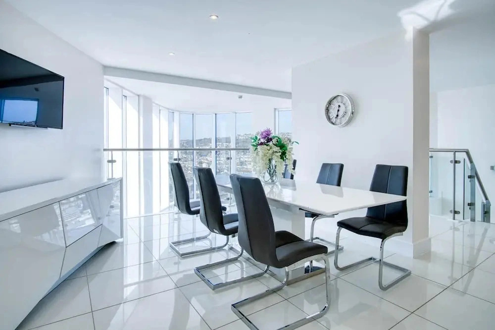 High Floor Meridian Tower - 3 Bedroom - Swansea