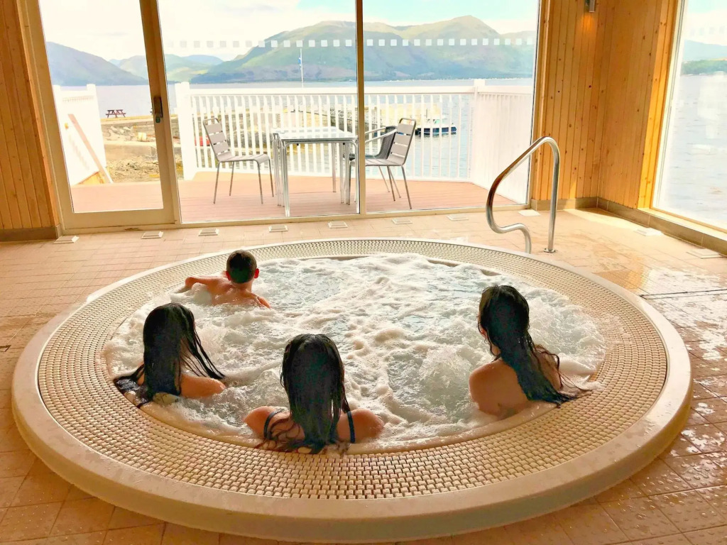 Holly Tree Hotel, Swimming Pool & Hot Tub