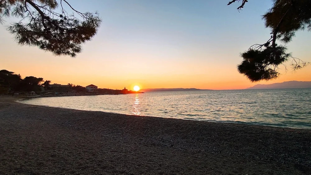 Studio Apartments Roza - A Charming Oasis in the Centre of Makarska