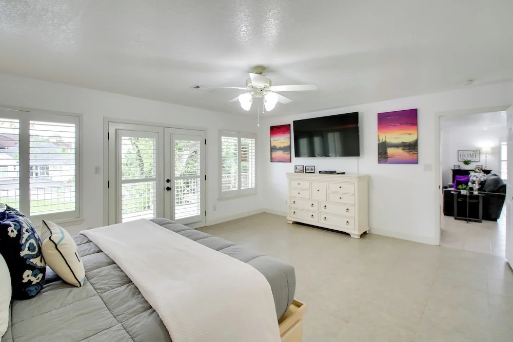 Lakefront Hot Springs Condo w/ Dock Access & Views