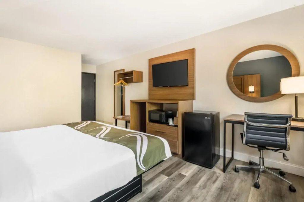 Super 8 Chesapeake Greenbrier