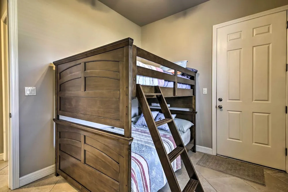 Texas Condo w/ Outdoor Pools - Walk to Beach!