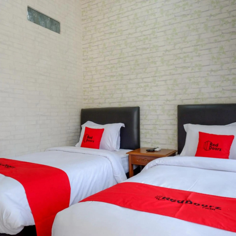 RedDoorz @ Jalan Majapahit Semarang