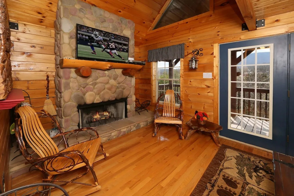 Fireside Memories 2 Br cabin by RedAwning