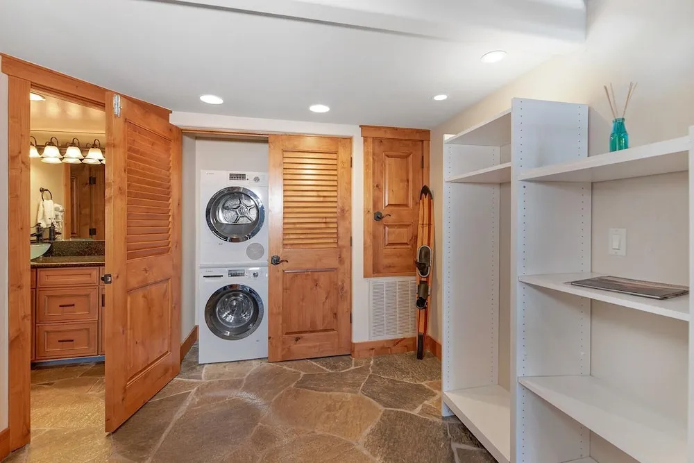 Mv32: Lakeland Village Luxury Condo With Great Amenities