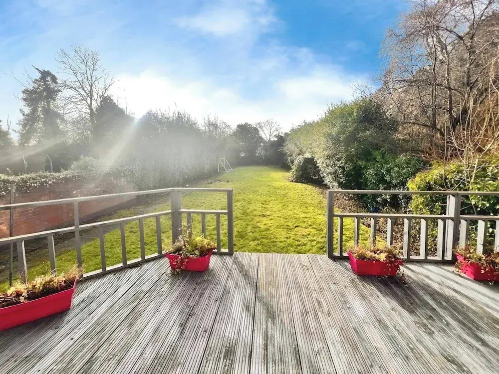 House-sleeps10-hottub-garden-parking-10mintotown