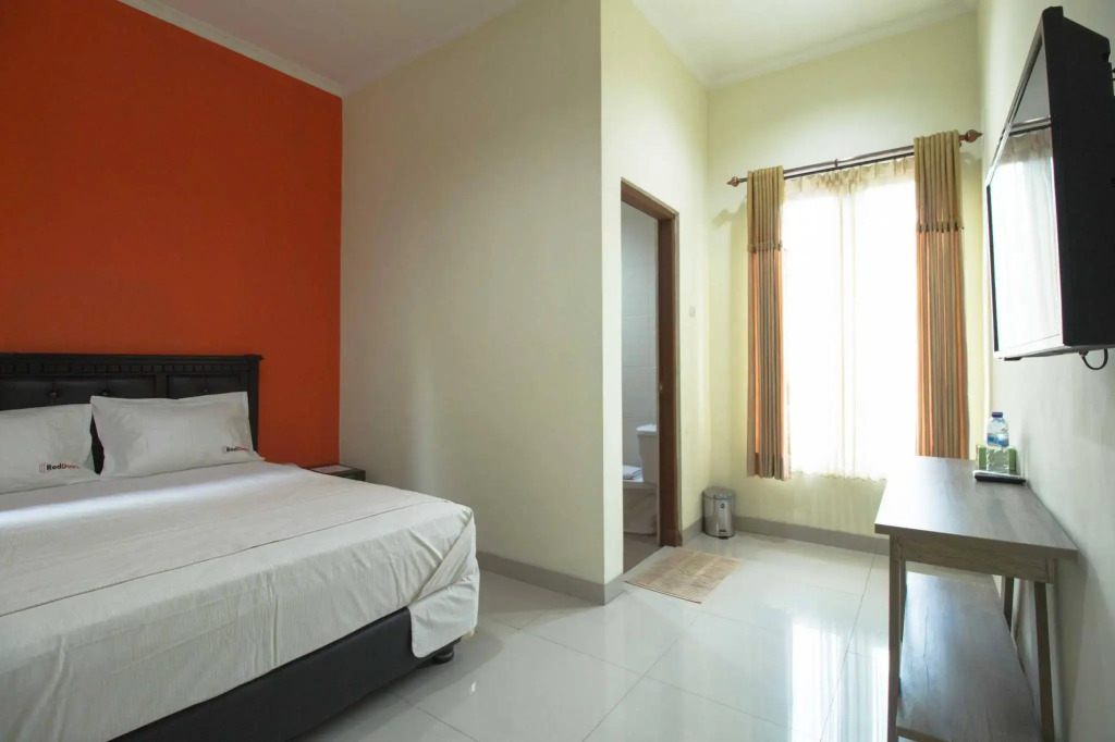 RedDoorz near Masjid Agung Surabaya