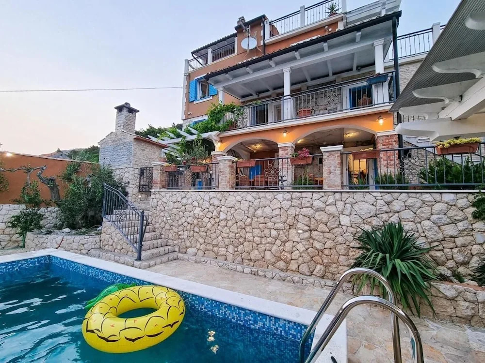 Luxe House