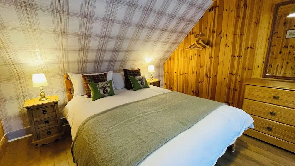 Traditional Highland Cottage Near Loch Ness-sleeps 6