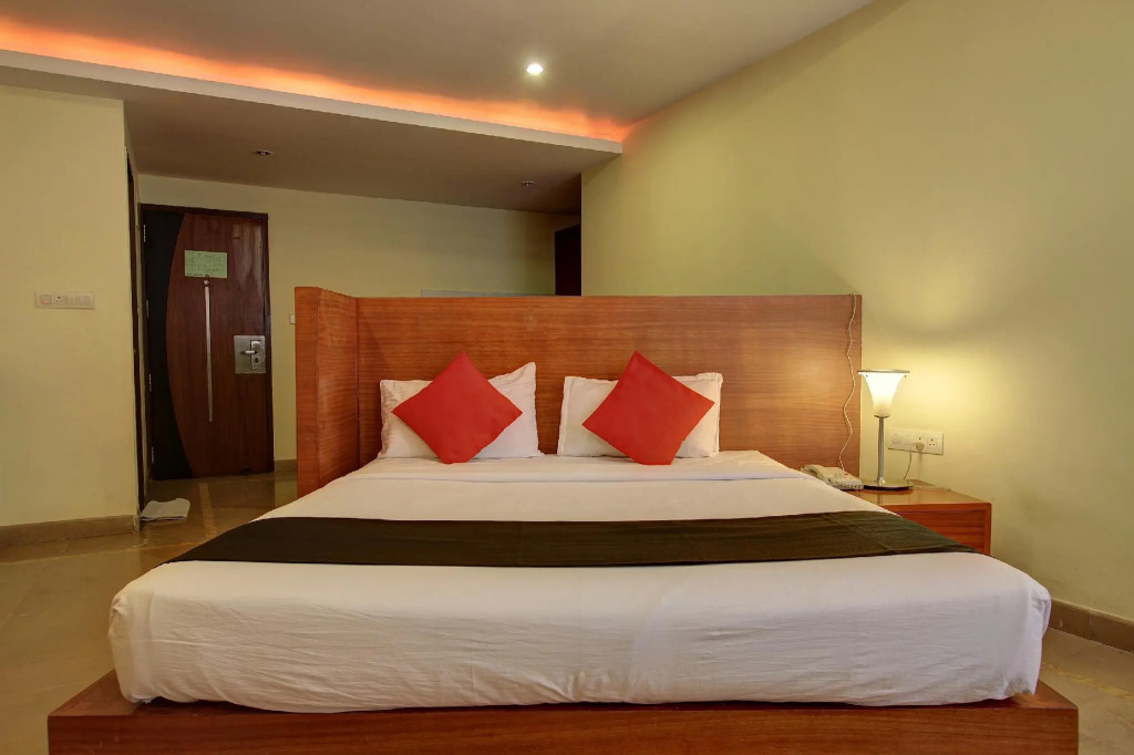Capital O 75696  Hotel Western