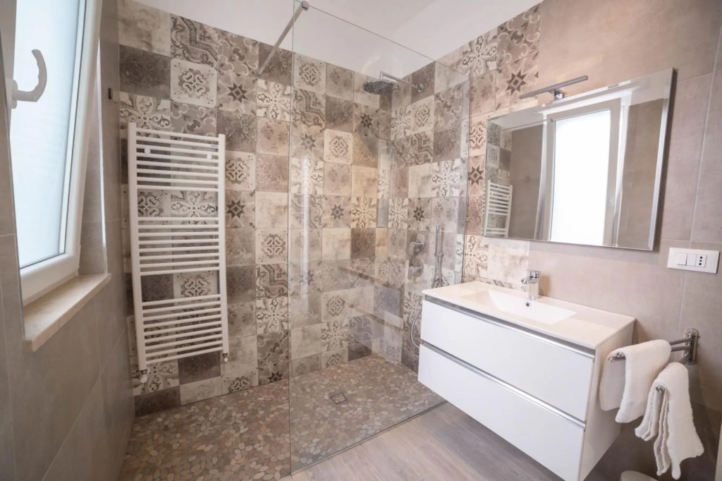 4 persons, 1 bathroom, suitable for families, central location, private balcony-Casa Anna by Home080