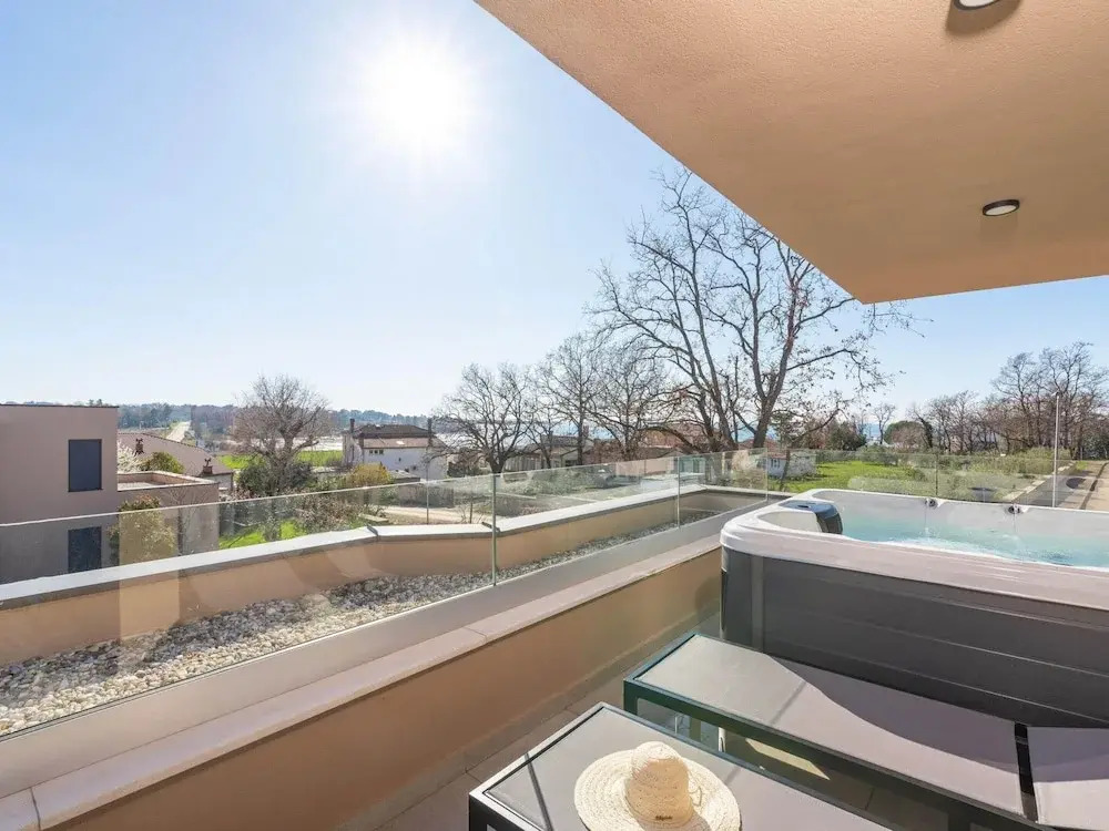 Apartment in Istria With Sea View & Bubble Bath