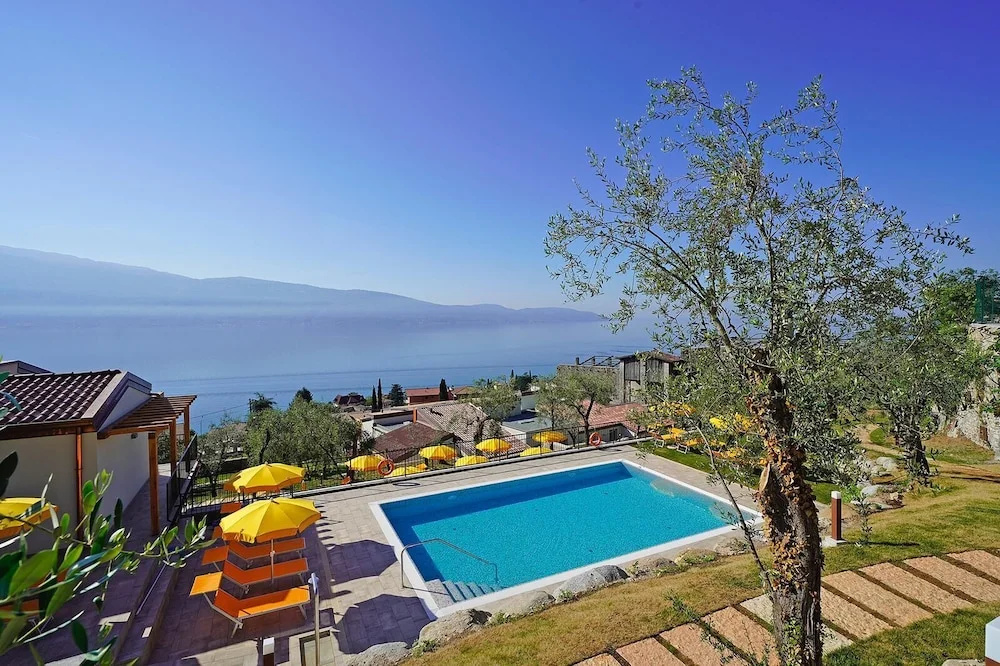 Residence Dany appartamenti con cucina vista lago piscina e parcheggio