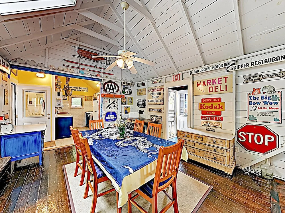 Hilltop Beach Getaway, Stunning Bay Views 3 Bedroom Home